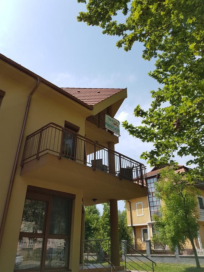 Tahiti Apartman Hajduszoboszlo Exterior photo